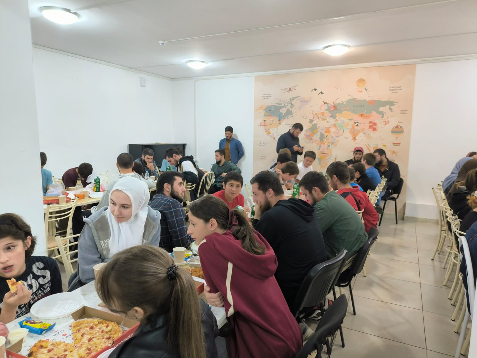 Представители "Семейная галерея" и " Токио" в гостях у воспитанников детского дома.